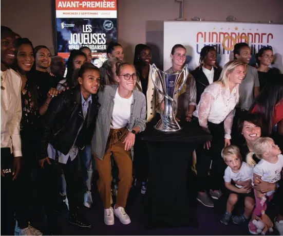  ??  ?? Invitée de marque de la soirée, la 7e Ligue des champions remportée fin aôut par les Fenottes.