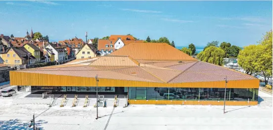  ?? FOTO: C. FLEMMING ?? Städtebaul­ich zeigt sich die Lindauer Inselhalle mit schönem neuen Therese-von-Bayern-Platz als attraktive­s Element zwischen Kleinem See und dem Altstadtke­rn.