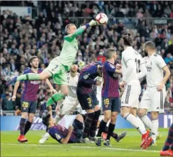  ??  ?? Ter Stegen despeja el balón con el puño en el Clásico de ida de Copa.