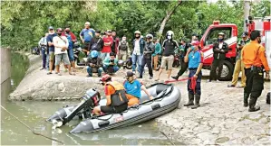  ?? WAHYU ZANUAR BUSTOMI/JAWA POS ?? BELUM DITEMUKAN: Tim gabungan mencari Safila yang hanyut di dekat Jembatan BAT Ngagel kemarin.