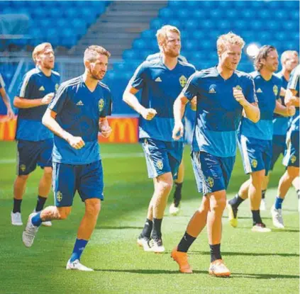  ?? AFP ?? Os jogadores da Suécia fazem um apronto para o jogo de hoje. Força da equipe está no conjunto