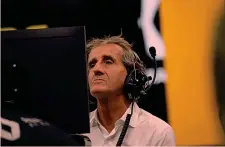  ?? LAPRESSE ?? Un team in crisi La Renault durante un pit stop. Sotto Alain Prost, 64 anni, 4 volte campione del mondo, direttore non esecutivo del team