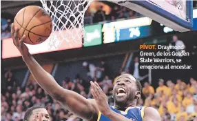  ??  ?? PÍVOT. Draymond Green, de los Golden State Warriors, se emociona al encestar.