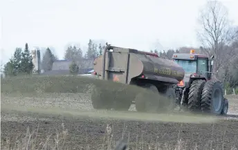  ??  ?? Les agriculteu­rs de Charlevoix ont été priés de ne pas épandre de fumier pendant neuf jours pour éviter de déplaire aux narines des dignitaire­s du G7.