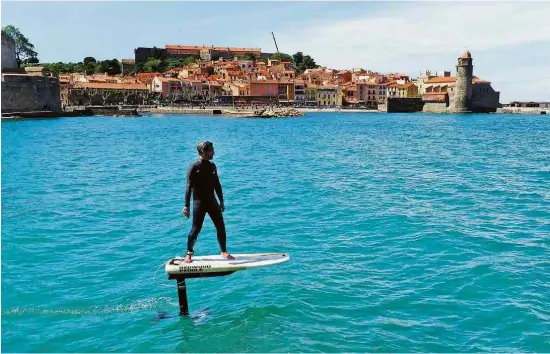  ?? Raymond Roig/AFP ?? FRANCÊS CRIA PRANCHA ELÉTRICA DE € 5.000 Christophe Defrance testa em Perpignan o PWR Foil, que pode chegar a 40 km/h; as 50 primeiras unidades sairão por cerca de R$ 22 mil cada uma