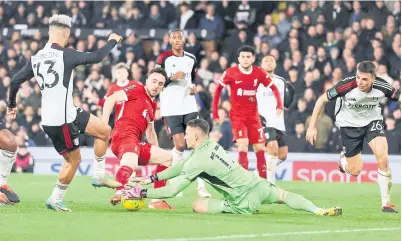  ?? — Gambar AFP ?? BERTEMBUNG: Sebahagian daripada babak-babak aksi perlawanan Piala Liga Inggeris di antara Fulham dan Liverpool yang berlangsun­g di Stadium Craven Cottage di London.