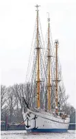  ?? FOTO: DPA ?? Die „Gorch Fock“wird aus der Lürssen-Werft gezogen.