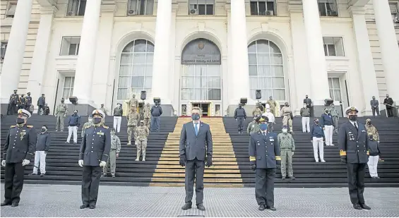  ??  ?? Firmes, y a distancia. El ministro de Defensa, Agustín Rossi, en una ceremonia junto a los jefes de las Fuerzas Armadas en el Edificio Libertador.