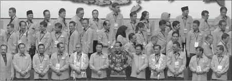  ??  ?? PARPOL PENDUKUNG: Presiden Joko Widodo (mengenakan batik) menghadiri pelantikan 147 pengurus Partai Hanura di Sentul Internatio­nal Convention Centre (SICC), Sentul, Jawa Barat, kemarin. HENDRA EKA/JAWA POS
