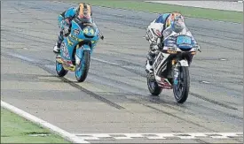  ?? FOTO: EFE ?? Jorge Martín se impone a Arón Canet en la primera carrera de Moto3 de 2018