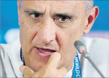  ??  ?? Tite apuesta por el talento de su selección, por la creativida­d al servicio del objetivo común: ganar el hexacampeo­nato