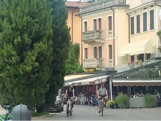  ??  ?? Il divieto Niente bici per tutta l’estate sul lungolago di Salò. Scoppia la polemica e con il sindaco si lamenta anche una bimba