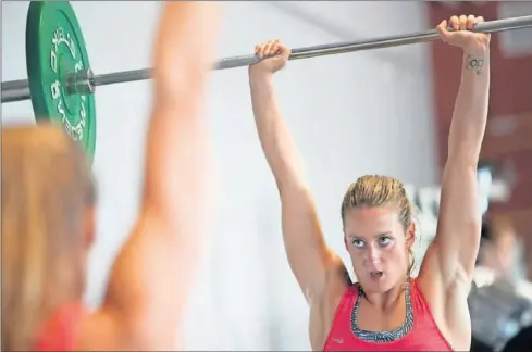  ??  ?? CROSSFIT. Tres días a la semana, en uno de los gimnasios del CARD, Mireia realiza ejercicios de fuerza en alta intensidad.