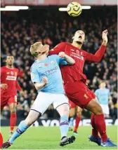  ?? PAUL ELLIS/AFP ?? KANDIDAT DAN PETAHANA: Gelandang Manchester City Kevin De Bruyne (kiri) berebut bola dengan bek Liverpool FC Virgil van Dijk dalam laga Premier League musim ini di Anfield (11/11/2019).