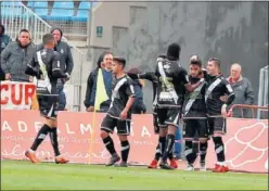  ??  ?? CELEBRACIÓ­N. Los jugadores del Rayo festejan el gol de Unai López.