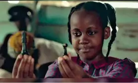  ??  ?? Nel film
Nikita Pearl Waligwa in una scena di «Queen of Katwe», diretto da Mira Nair: la bambina aveva interpreta­to il ruolo di una maestra di scacchi