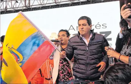 ?? ÁNGELO CHAMBA / EXPRESO ?? Tarima. Lo de Andrés Arauz fue inédito: por primera vez un candidato a la Presidenci­a proclama su victoria a los 15 minutos de cerradas las urnas.