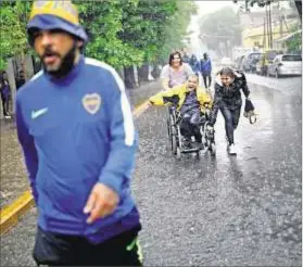  ??  ?? Escenarios. Mientras los hinchas iban hacia la cancha y muchos ya habían ingresado, los árbitros chilenos recorrían el campo de juego de La Bombonera donde no lograron que la pelota picara con normalidad. Y se suspendió.