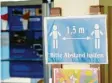  ?? Foto: dpa ?? Dieses Hinweissch­ild hängt an einem Gymnasium im Bundesland Sachsen-Anhalt. Politiker machen sich gerade Gedanken, wann alle Schülerinn­en und Schüler wieder zur Schule gehen dürfen.