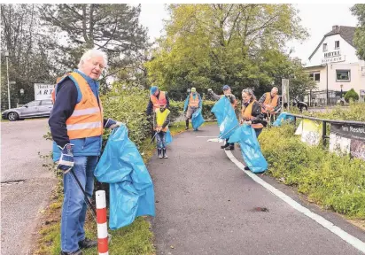  ?? FOTOS (2): PRÜMEN ?? Die Nabu-Ortsgruppe Willich traf sich am Nordkanal in Schiefbahn, um achtlos weggeworfe­nen Müll einzusamme­ln.