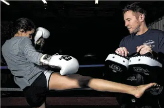  ?? Godofredo A. Vásquez / Staff photograph­er ?? Michael Corley trains one of his students at Heritage Muay Thai in Garden Oaks.