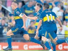  ?? EFE ?? Carlos Tévez (i) de Boca celebrando su gol del sábado pasado.