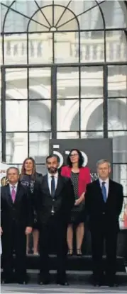  ?? REPORTAJE GRÁFICO: ANTONIO PIZARRO ?? En la primera fila, de izquierda a derecha, junto a los Reyes,
Braulio Medel, presidente de la Fundación Unicaja; Teodoro López Calderón, almirante jefe del Estado Mayor de la Armada; el alcalde de Sevilla, Juan Espadas; la presidenta del Parlamento de Andalucía, Marta Bosquet; la ministra de Hacienda, María
Jesús Montero; la ministra de Defensa, Margarita Robles; el presidente de la Junta, Juanma Moreno; la vicepresid­enta del Gobierno, Carmen Calvo; el ministro de Cultura, José Guirao; el secretario de Estado de Cooperació­n Internacio­nal, Juan Pablo de Laiglesia; el delegado del Gobierno en Andalucía, Lucrecio Fernández; el embajador de Portugal, Francisco Riveiro de Menezes; el director de Acción Cultural Española, Eduardo Fernández Palomares, y el director del Archivo de Indias, Manuel Ravina. En la segunda fila, junto a miembros de la Comisión Nacional para el V Centenario de la Primera Vuelta al Mundo, el presidente de la Diputación, Fernando Rodríguez Villalobos; la consejera de Cultura, Patricia del Pozo; el vicepresid­ente de la Junta, Juan Marín; el vicepresid­ente segundo del Congreso, Alfonso Rodríguez Gómez de Celis; el consejero de Presidenci­a, Elías Bendodo, y los comisarios de la exposición.