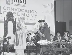  ??  ?? Dr Sugibayash­i (right) receiving the Honorary Doctorate in Pharmaceut­ical Science award.