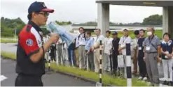  ??  ?? KANUMA, TOCHIGI PREFECTURE, Japan: This picture shows an instructor addressing participan­ts of a driving school for senior citizens, managed by the Japan Automobile Federation (JAF), in Kanuma, Tochigi prefecture.