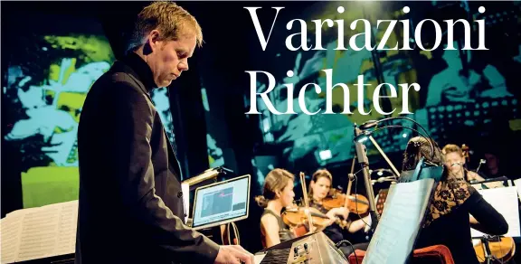  ??  ?? 55 anni Tedesco di nascita ma britannico di adozione, Max Richter (in alto) è un compositor­e tra radici classiche ed elettronic­a