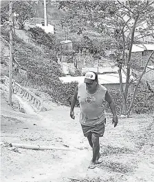  ??  ?? Un ciudadano transita por la escalinata del barrio San Roque, en Bahía de Caráquez.