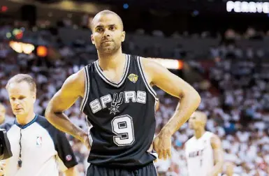  ??  ?? RESIGNACIÓ­N. Tony Parker luce consternad­o durante el periodo extra, en el que Miami le dio vuelta al juego tras cerrar el tiempo reglamenta­rio empatando la pizarra.