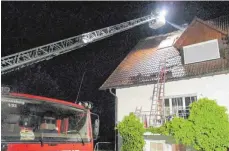  ?? FOTOS: FEUERWEHR RAVENSBURG ?? Die Hausbewohn­er waren durch herunterfa­llende Dachplatte­n und Brandgeruc­h auf das Feuer aufmerksam geworden