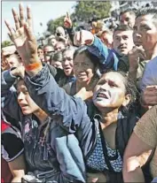  ?? Luis Sinco Los Angeles Times ?? MIGRANTS from Central America gather to receive food and clothing Friday after arriving in Tijuana.