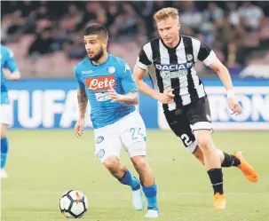  ?? — Gambar Reuters ?? TENANG: Insigne (kiri) mengawal bola sambil diekori rapat oleh pemain Udinese, Antonin Barak pada perlawanan Serie A Itali di Stadium San Paolo, Naples pada Rabu lepas.