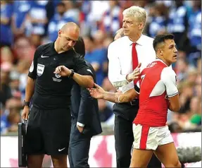  ?? DARREN STAPLES/REUTERS ?? REWEL: Alexis Sanchez menyalami Arsene Wenger saat ditarik keluar dalam laga Premier League musim lalu. Alexis dikabarkan mau bertahan di Emirates Stadium asalkan gajinya naik tiga kali lipat.