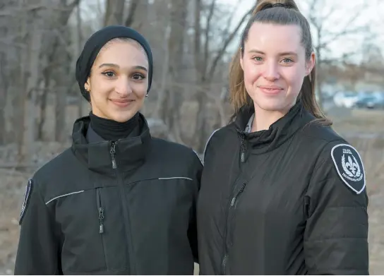  ?? PHOTO BEN PELOSSE ?? Sondos Lamrhari (à gauche) pose en compagnie de Sarah Brodeur (à droite), qui remarque que son amie est bien acceptée. Les deux jeunes femmes portent l’uniforme du programme de techniques policières du Collège Ahuntsic, à Montréal.