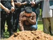  ?? CHANCEY BUSH/THE ALBUQUERQU­E JOURNAL ?? Altaf Hussain cries over the grave of his brother Aftab Hussein last week at Fairview Memorial Park in Albuquerqu­e, N.M.