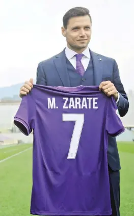  ?? SESTINI ?? Mauro Zarate, 29 anni a marzo: mostra la sua maglia numero 7, quella di Daniel Bertoni