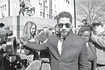  ?? — AFP photo ?? Smollett leaves with attorney Patricia Brown Holmes, right, following his court appearance at Leighton Courthouse on Tuesday.