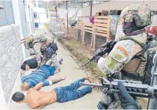  ?? FOTO: IMAGO ?? Sicherheit­skräfte in Ecuador bei der Festnahmen von Verdächtig­en.