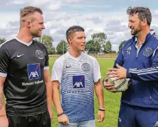  ?? RP-FOTO: JÜRGEN LAASER ?? Trainer und Neue beim 1. FC Wassenberg/Orsbeck: Coach Thorsten Altmann (r.) mit den Neuen Christian Leuker (l.) und Joel Ricardo Dicias.