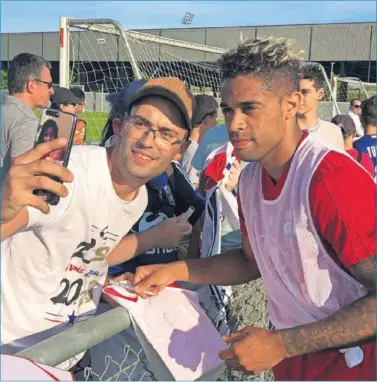  ??  ?? YA TRABAJA. Mariano, reclamo del aficionado en la pretempora­da del Olympique de Lyon.