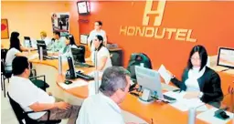  ??  ?? SERVICIOS. Clientes de Hondutel realizan trámites en una oficina de Tegucigalp­a.
