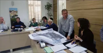  ?? (Photo S. A.) ?? Le plan de la commune sous les yeux, le maire de la ville se met en situation réelle d’inondation dans sa commune. « Cet exercice est bénéfique pour adopter les bons réflexes », souligne-t-il.