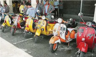  ??  ?? 西連省威士牌（Vespa）車友俱樂部一行16名­成員將騎着威士牌摩托­越過砂印邊界，前往印尼。