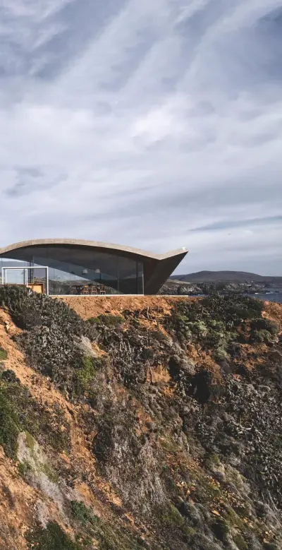  ??  ?? LEFT, A CURVING CONCRETE ROOF PROTECTS THE 250 SQ M RESIDENCE, WHICH IS PART OF THE OCHOALCUBO ARCHITECTU­RAL PROJECT IN OCHOQUEBRA­DAS, A THREE-HOUR DRIVE NORTH OF SANTIAGO