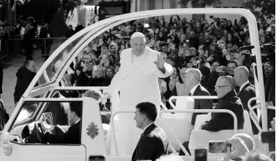  ?? AP ?? Pope Francis arrives to preside over the Holy Mass in the Cathedral of Asti, northern Italy, on Sunday, November 20, to meet the diocesan community from which his parents had left to emigrate to Argentina, and the young people from all over the region, on the occasion of the XXXVII World Youth Day.