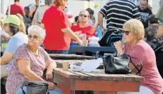  ?? Picture: BRIAN WITBOOI ?? MARKET DAY: Alet Knoetze, left, and Patrys Bird enjoy coffee at the Lady Slipper Farmers Market near St Alban’s on Saturday