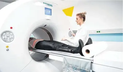  ??  ?? Radiologie­technologI­nnen sind u.a. verantwort­lich für die Durchführu­ng von Röntgen und CTs